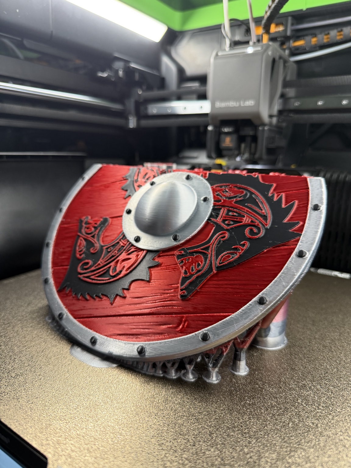 Mehrfarbiges Modell während des 3D-Drucks